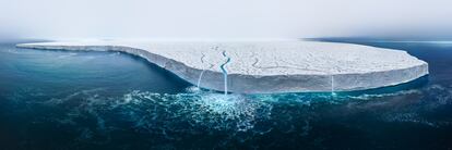 'Austfonna Ice Cap’. “He visitado este lugar varias veces”, explica Thomas Vijayan, el autor de la foto, “pero el año pasado fue descorazonador ver cómo el hielo marino se derretía ya en junio. Nuestro barco pudo navegar a través del hielo derretido y llegar al casquete glaciar [de Austfonna, en las islas Svalbard]. Incluso el casquete glaciar había comenzado a derretirse antes de lo habitual el año pasado, lo cual fue una observación preocupante”. El resultado ha sido merecedor del primer puesto en la sección dedicada a la naturaleza.