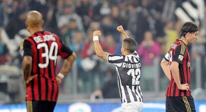 Giovinco celebra un gol junto a De Jong y Montolivo