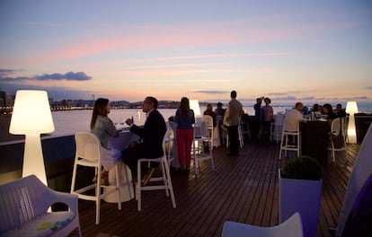 Atardecer desde el 'Abba The Roof Terrace', azotea del hotel Abba Gijón.