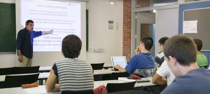 Clase en la facultad de Ingeniería de Telecomunicaciones de la UPC.