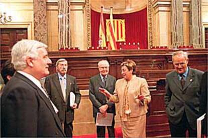 Dolors Montserrat y, a su derecha, Heribert Barrera, ayer en el pleno del Parlament.