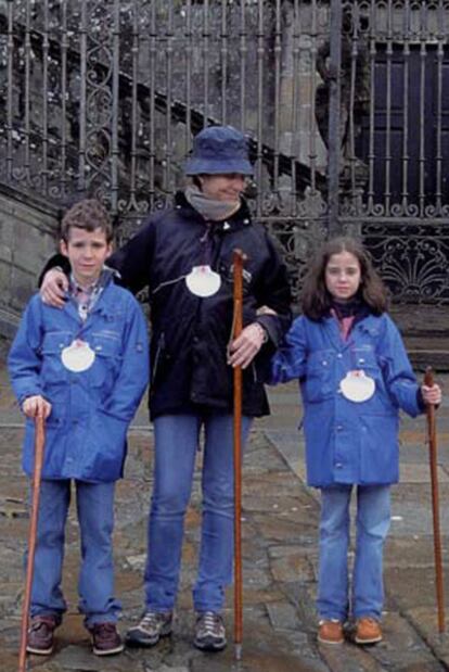 Doña Elena, junto a Felipe Juan Froilán y Victoria Federica en Santiago.