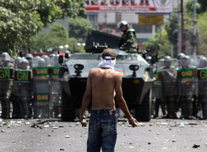 Un manifestante se enfrenta con piedras a la Guardia Nacional de Venezuela en Cúcuta.