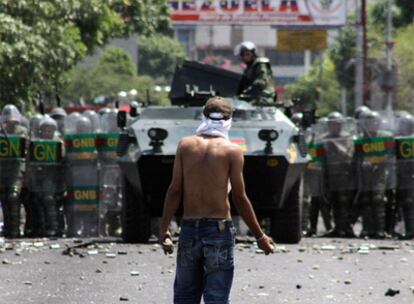 Un manifestante se enfrenta con piedras a la Guardia Nacional de Venezuela en Cúcuta.