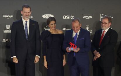 Los Reyes acompañados por el presidente del grupo Prisa Juan Luis Cebrián (d), entregan el Premio AS al exatleta Fermín Cacho.