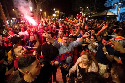 Seguidores del FC Barcelona celebran la victoria del equipo blaugrana en la fuente de Canaletas, el 29 de arbil de 2018.