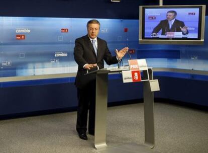 El vicesecretario general del PSOE, José Blanco, durante la conferencia de prensa de ayer.