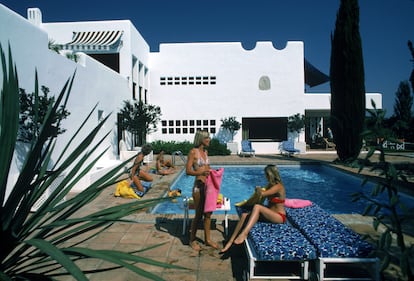 Bañistas en una piscina de Sotogrande, 1975.