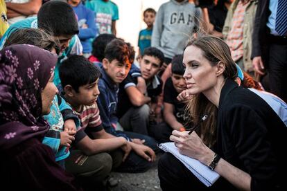 La actriz en una imagen de 2013, junto a refugiados sirios en un campamento de Jordania, cerca de la fontera entre ambos pa&iacute;ses.