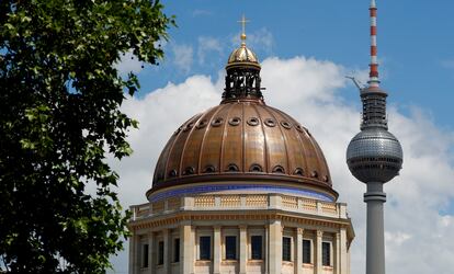 Vista de la cúpula del Foro Humboldt, en Berlín, con la cruz coronándola, en junio de 2020. 