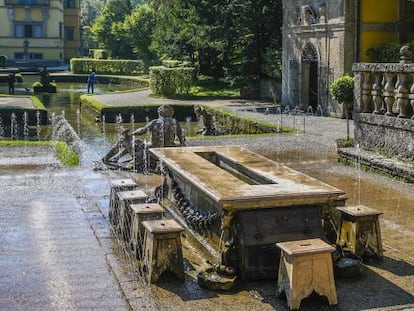 La mesa de mármol con surtidores de agua en los jardines de Hellbrunn, diseñada en tiempos del arzobispo Markus Sittikus.