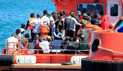 Salvamento Marítimo ha rescatado este domingo a 123 inmigrantes de 12 pateras que navegaban en el Estrecho de Gibraltar.