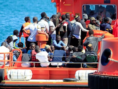 Salvamento Marítimo ha rescatado este domingo a 123 inmigrantes de 12 pateras que navegaban en el Estrecho de Gibraltar.