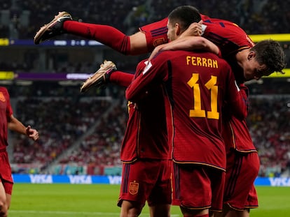 Los jugadores de España celebraban el gol de Ferran Torres, este miércoles en el estadio de Al Thumama, en Doha.