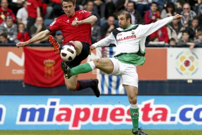 Nacho Monreal lucha por un balón con Kennedy Bakircioglü