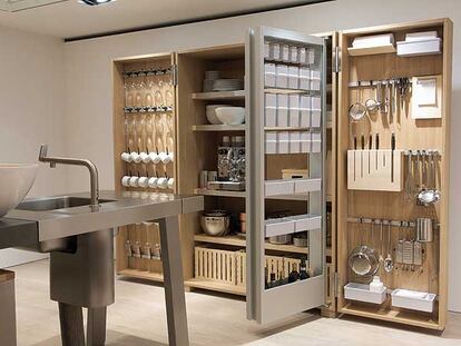 El mueble b2, de Bulthaup, coloca todos los enseres de cocina en un solo armario.