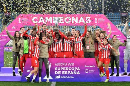 Las jugadoras del Atlético celebran este sábado su triunfo ante el Levante en la final de la Supercopa de España, disputada en el Estadio de los Juegos Mediterráneos de Almería.