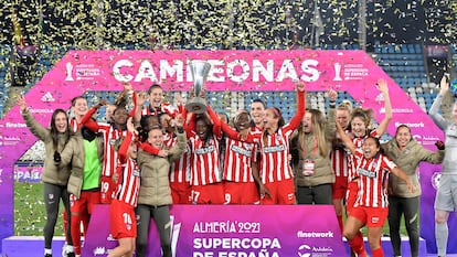 Las jugadoras del Atlético celebran este sábado su triunfo ante el Levante en la final de la Supercopa de España, disputada en el Estadio de los Juegos Mediterráneos de Almería.