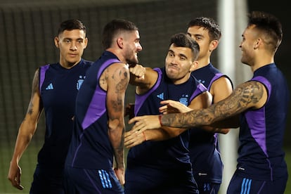 Acuña y De Paul bromean en una sesión de Argentina durante el Mundial ante la mirada de Molina, Dybala y Lautaro.