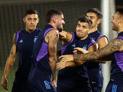 Acuña y De Paul bromean en una sesión de Argentina durante el Mundial ante la mirada de Molina, Dybala y Lautaro.
