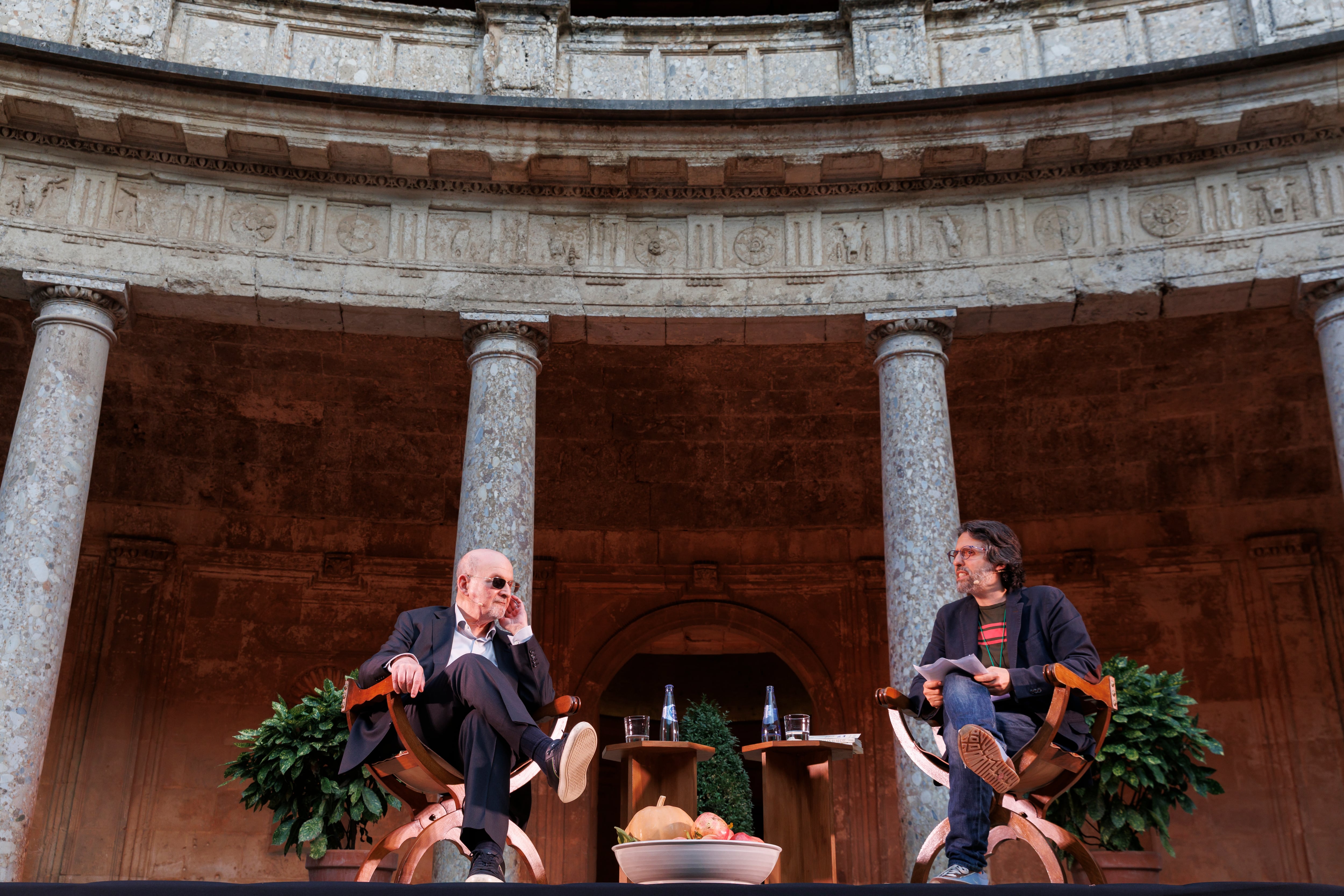 Un momento de la charla en la Alhambra entre Salman Rushdie y el escritor argentino Andrés Neuman.