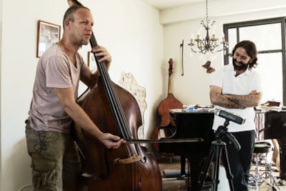 Avisahi Cohen, tocando el contrabajo; al fondo el productor Javier Limón.