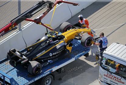 El coche del piloto británico de Jolyon Palmer es remolcado después de estrellarse durante la carrera.

