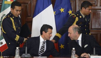 Pe&ntilde;a Nieto y el canciller franc&eacute;s Laurent Fabius.