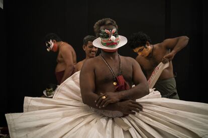 Varios bailarines de Kathakari ayudan al resto a prepararse para la actuación. El Kathakali es una danza clásica india, por lo tanto todos los personajes son representados por hombres.
