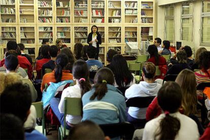 Alumnos del <i>master</i> debaten con estudiantes del Instituto Antonio López de Getafe (Madrid).