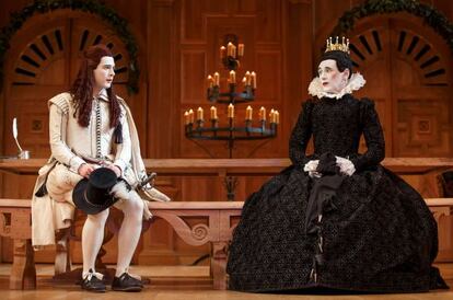 Samuel Barnett y Mark Rylance (a la derecha) en 'Noche de Reyes'.