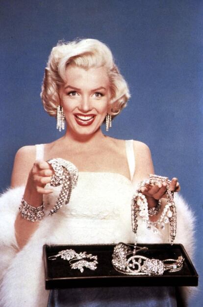Los accesorios siempre fueron una parte fundamental del estilismo para Marilyn Monroe, en la imagen en 1953. Grandes pendientes, collares, pulseras, pañuelos y gafas de sol cuidadosamente seleccionados complementaban siempre sus looks.