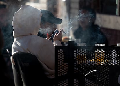 Un grupo de personas fuma en la terraza de un bar en Madrid.