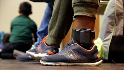 Inmigrante con un rastreador electrónico en su tobillo por orden del ICE.