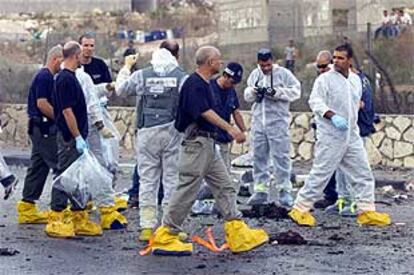 Varias personas protestan contra la política de Bush en Irak durante la comparecencia de Rumsfeld ante un comité.