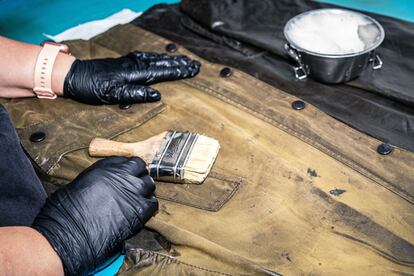 Proceso de encerado de la prenda, llevado a cabo por Toñi Gálvez en el taller de Barbour de Madrid.
