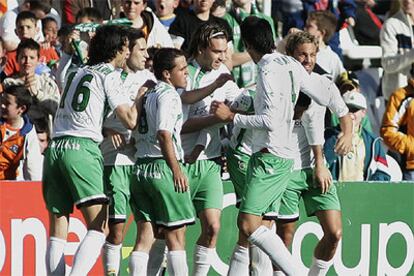 Los jugadores del Racing celebran el primer gol de su equipo esta tarde en el Sardinero, marcado por Damia.