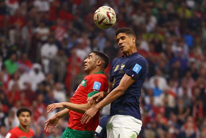 Raphael Varane en una disputa del balón con Achraf Hakimi en el Francia-Marruecos.