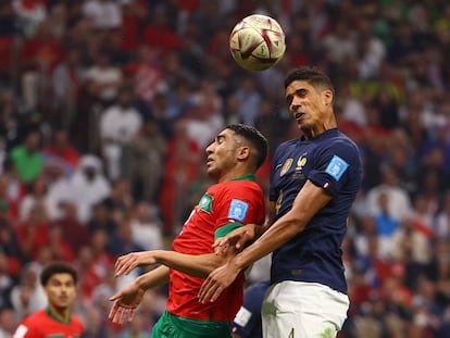 Raphael Varane en una disputa del balón con Achraf Hakimi en el Francia-Marruecos.