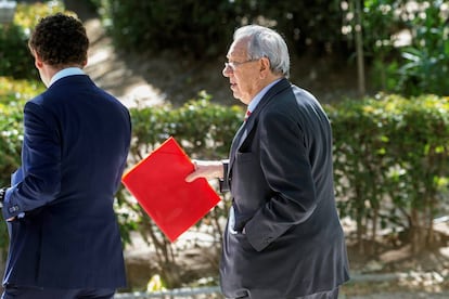 Raúl Morodo, al salir de la Audiencia Nacional tras declarar ante el juez Pedraz.