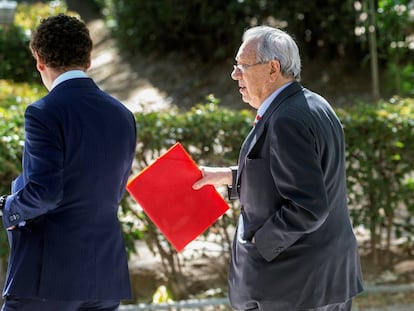 Raúl Morodo al salir de la Audiencia Nacional tras declarar ante el juez Pedraz.