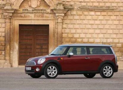 El Clubman conserva toda la parte delantera, incluidas las puertas, del Mini normal, pero es 24 centímetros más largo e incorpora una tercera puerta en el lado derecho y un techo diferente.