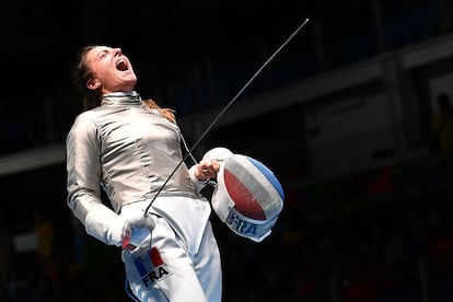 La francesa Charlotte Lembach celebra su victoria contra la italiana Irene Vecchi durante la competición individual de sable, como parte de las pruebas de esgrima, en el pavellón Riocentro de Río de Janeiro.