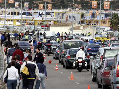 Colas en los accesos al Circuito Ricardo Tormo de Cheste, ayer por la mañana.