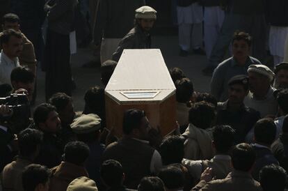 Funeral por un estudiante asesinado en un ataque en Bacha Khan University, Pakistán.