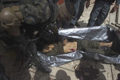 El cuerpo de un supuesto talibán yace en el lugar del ataque donde se celebraba la asamblea de la paz, ayer en Kabul.