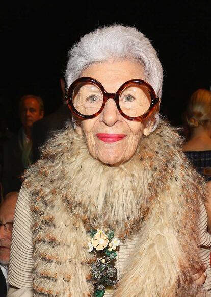 Iris Apfel, habitual de la semana de la moda neoyorkina, en el desfile de Ralph Rucci.