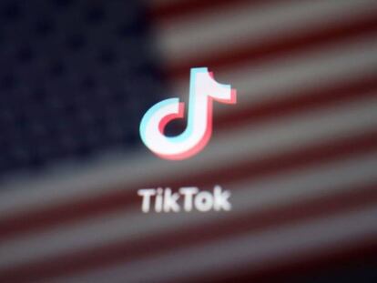 El logo de TikTok con la bandera de Estados Unidos.