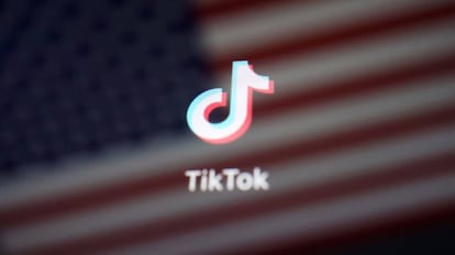 El logo de TikTok con la bandera de Estados Unidos.