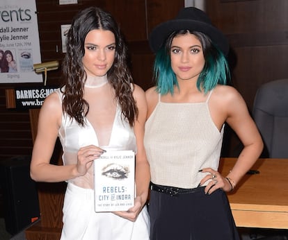 Kendall y Kylie Jenner presentando ‘City of Indra’ (Gallery Books).